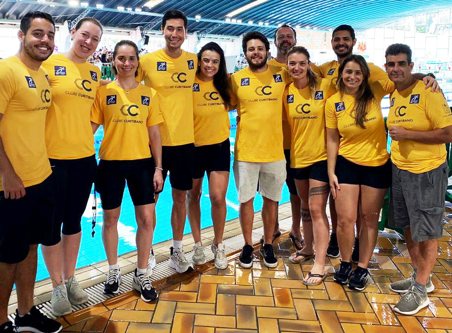 Técnicos da equipe de natação do Cluybe Curitibano